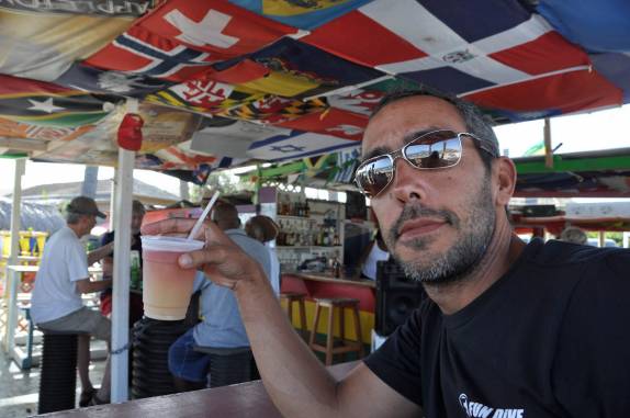 Rum Punch em bar na Cockleshell Bay, em St. Kitts, no Caribe